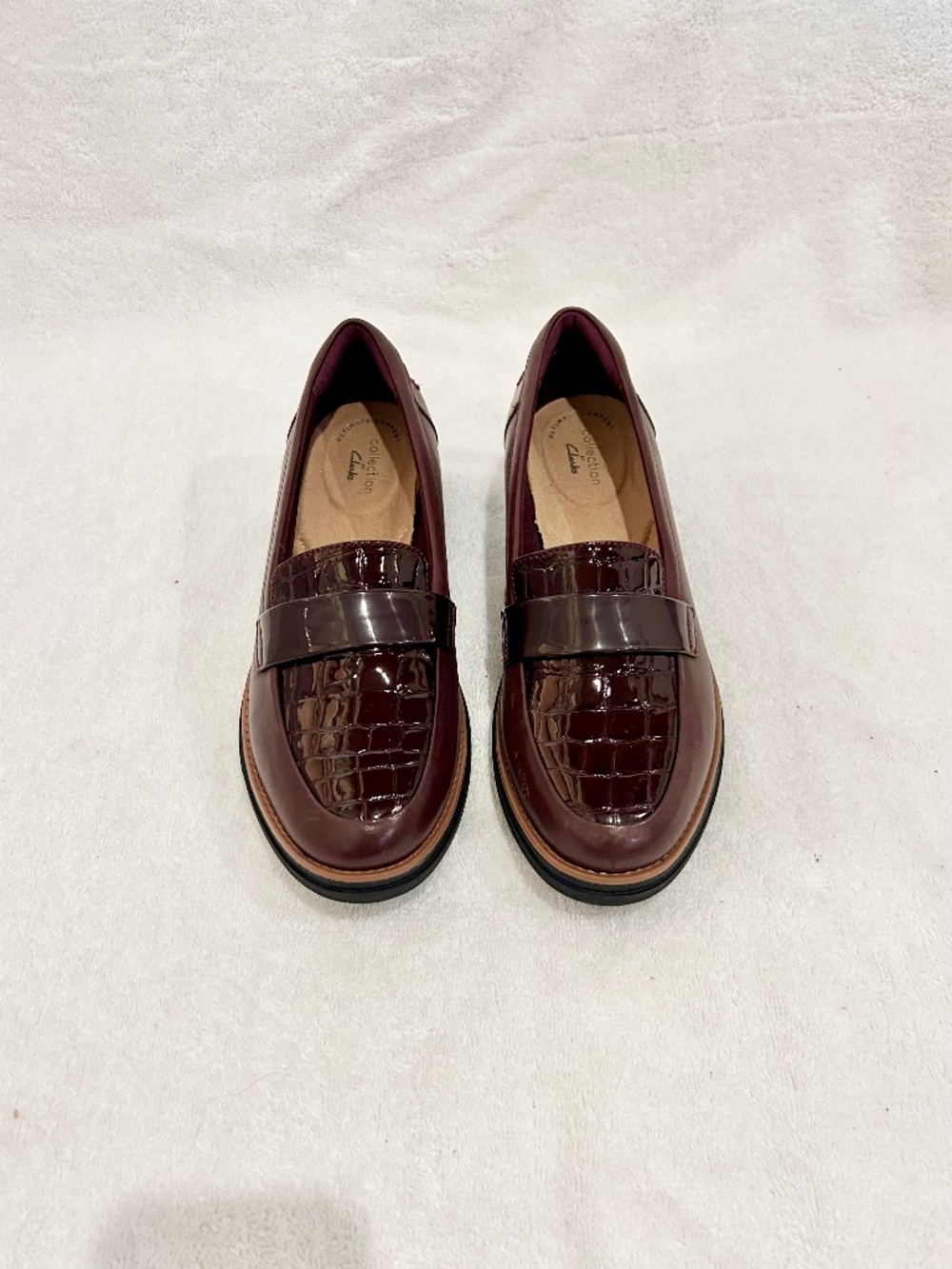 Clarks Slip on Loafers Wedge sole Sz. 8 burgundy maroon faux gator print